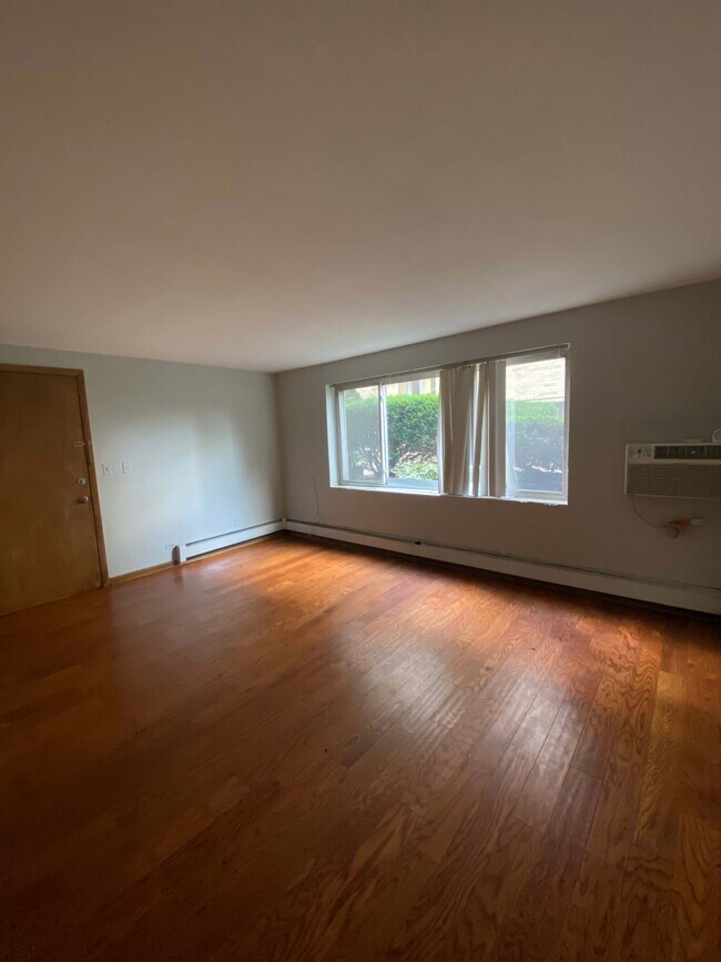 Building Photo - 6780 N Sauganash Ave