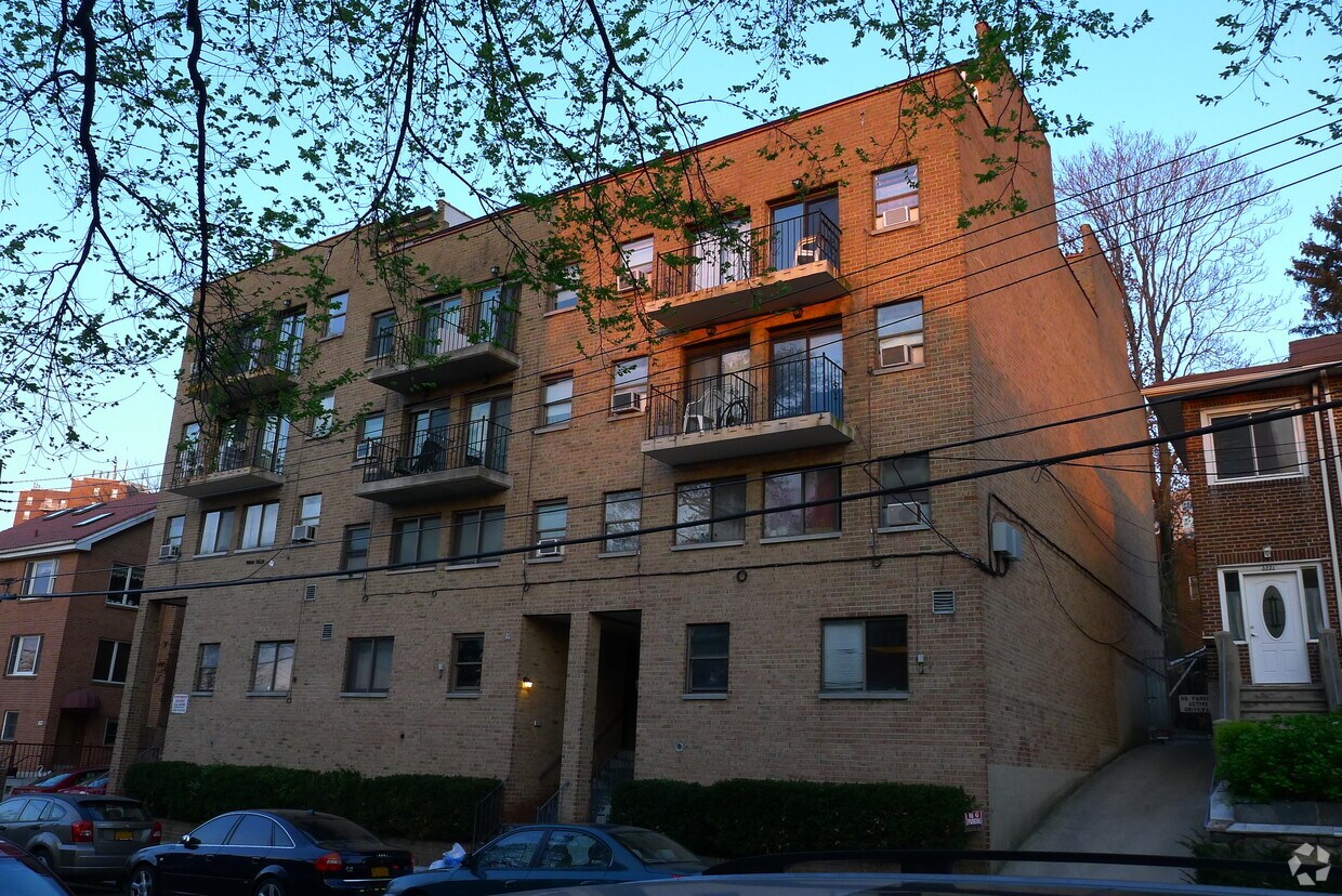 Building Photo - 3205 Oxford Ave