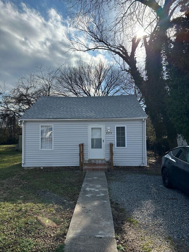 Building Photo - 3 bed house in Henrico! Hvac, laundry, new...