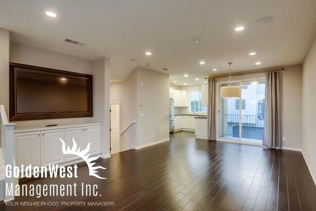 Foto del edificio - Gorgeous 2Bdm 2.5Ba Custom Model Townhouse in a Gated Community