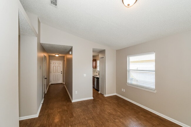 Foto del edificio - 8736 Townsquare Dr