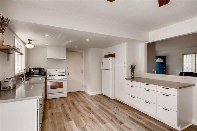 Building Photo - 2025 Abelia Ln
