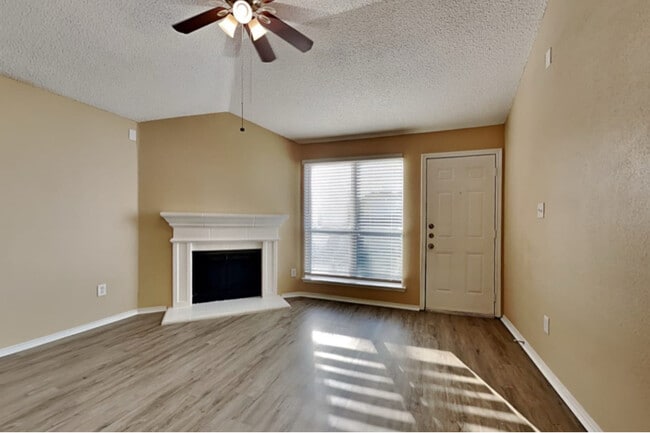 Foto del edificio - 8177 Shadywood Dr