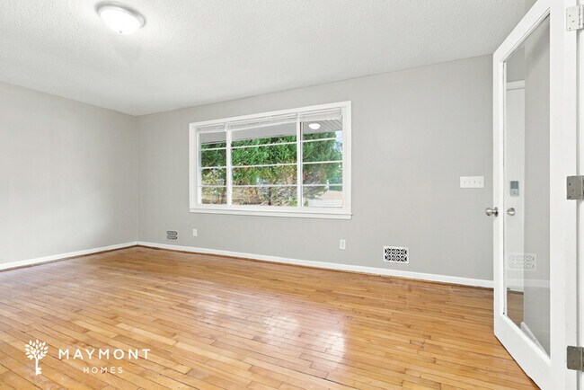 Foto del edificio - Inviting 4-Bedroom Home with 2-Car Garage