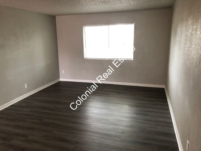 Building Photo - Very nice 2 bedroom 1 bathroom apartment n...