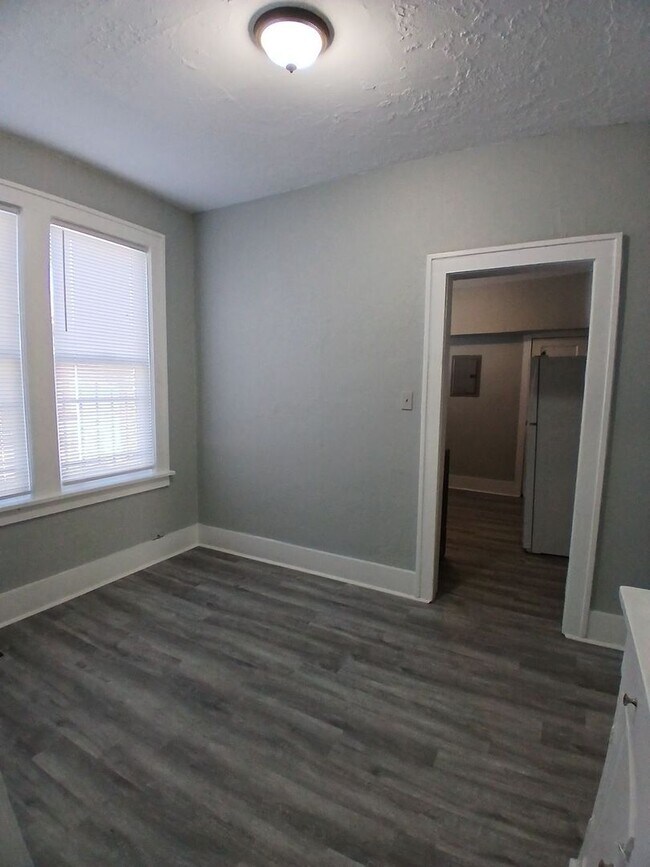 Building Photo - Welcome home to this thoughtfully renovated 3-bedroom, 1-bath - Open To Section 8