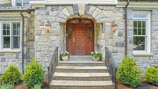 Building Photo - 302 Compo Rd S