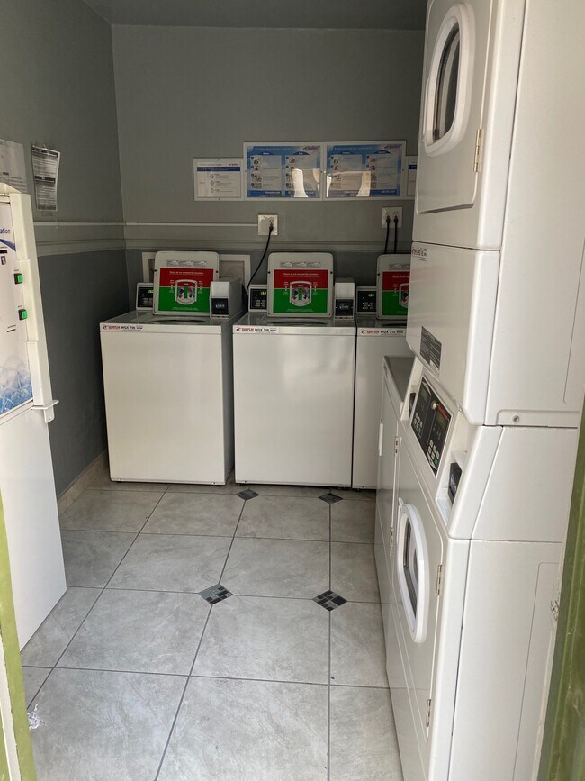 Foto del edificio - 12330 Osborne Pl