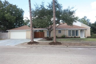 Building Photo - 2210 Shadowbriar Dr