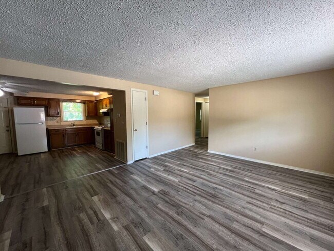 Building Photo - 3 Bedroom Duplex in Hollister