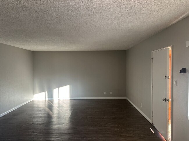 Foto del edificio - 5840 Hazeltine Ave