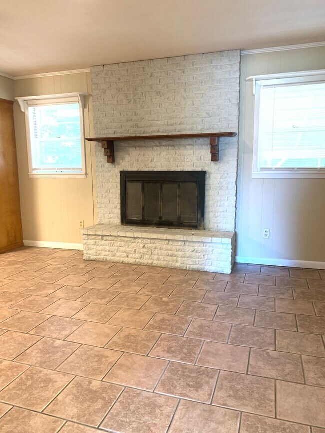 Building Photo - Your Next Home Awaits! 3 Bed/2 Bath Near J...