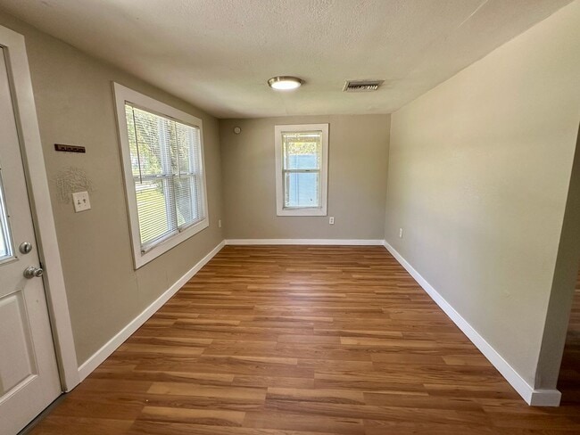 Building Photo - 2 bedroom one bath