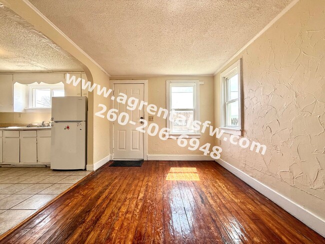 Building Photo - 2 Bedroom House