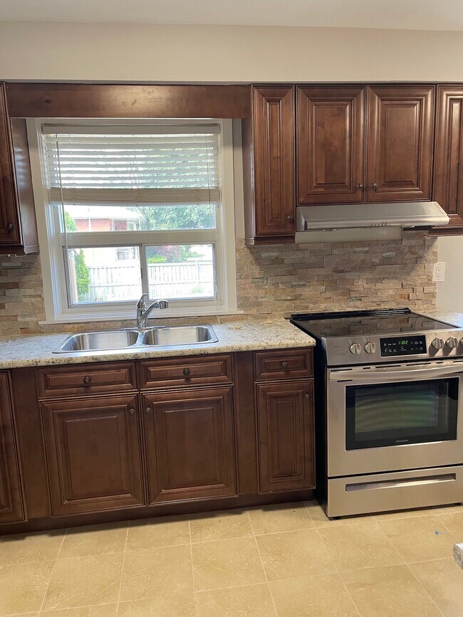 Building Photo - Spacious 3 Bedroom on East Mountain