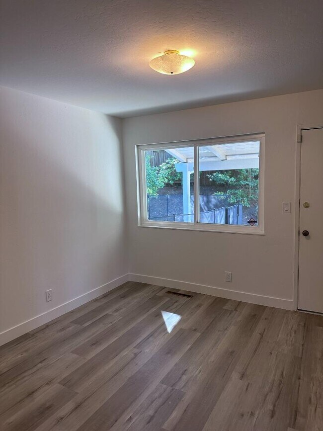 Foto del edificio - 1055 Siskiyou Dr
