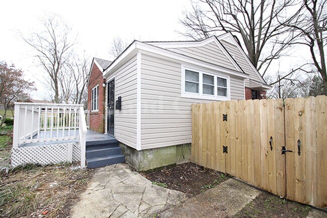 Building Photo - 1023 Waring Rd