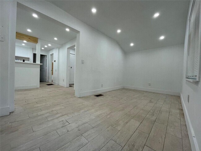 Building Photo - 2 br, 1 bath House - 1304 NE 3rd Avenue