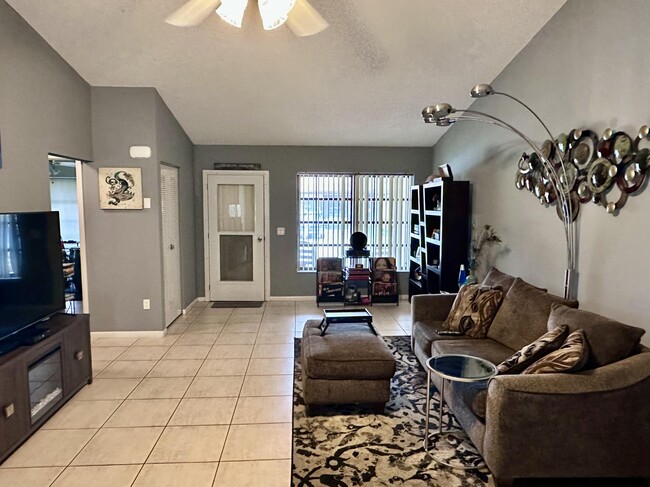 Foto del edificio - 6273 Tall Cypress Cir