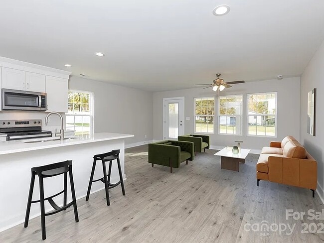 Building Photo - 2014 Crown Point Dr