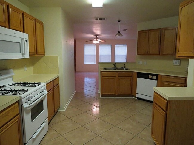 Foto del edificio - 16342 Blue Rock Springs Dr