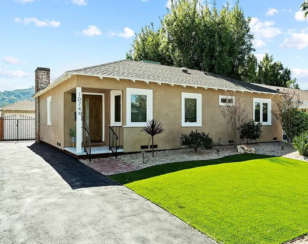 Primary Photo - 10744 Aqua Vista St
