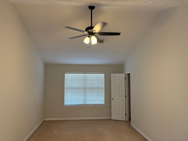 Foto del edificio - 8261 Sunnydale Ln