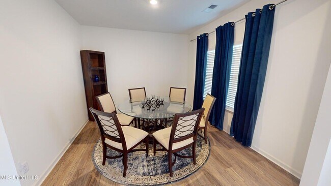 Foto del edificio - 2427 Hyacinth Ln
