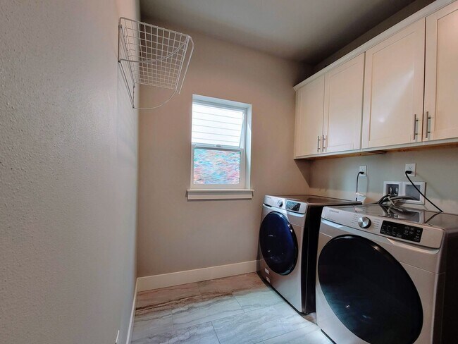 Building Photo - Luxurious and spacious 3 bed home in Manette