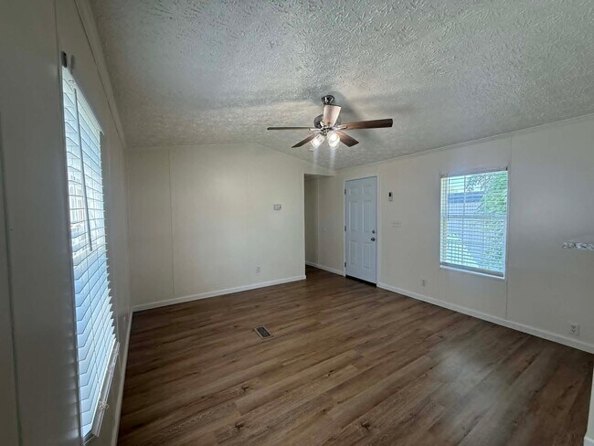 Foto del edificio - 1236 N Oaklane Rd