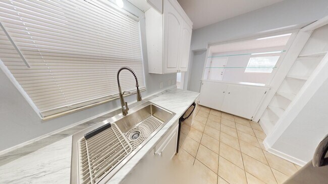 Building Photo - Beautiful 3 bedroom ,1.5 bathrooms .
