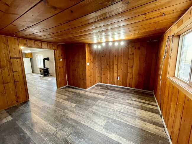 Building Photo - One-level Home in a Country Setting!