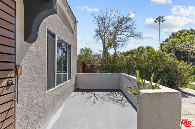 Foto del edificio - 858 N Fuller Ave
