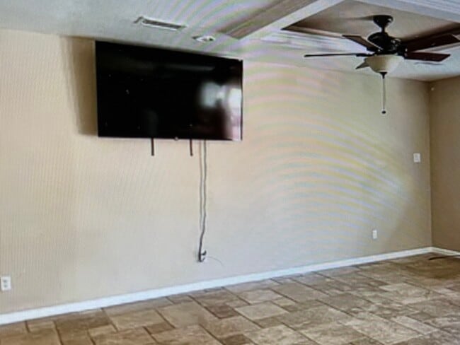 living - 1114 E Carter Dr