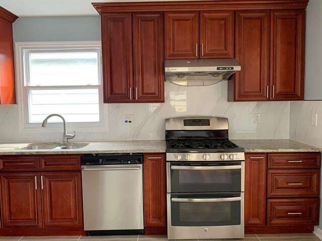 Building Photo - 33 E 51st St