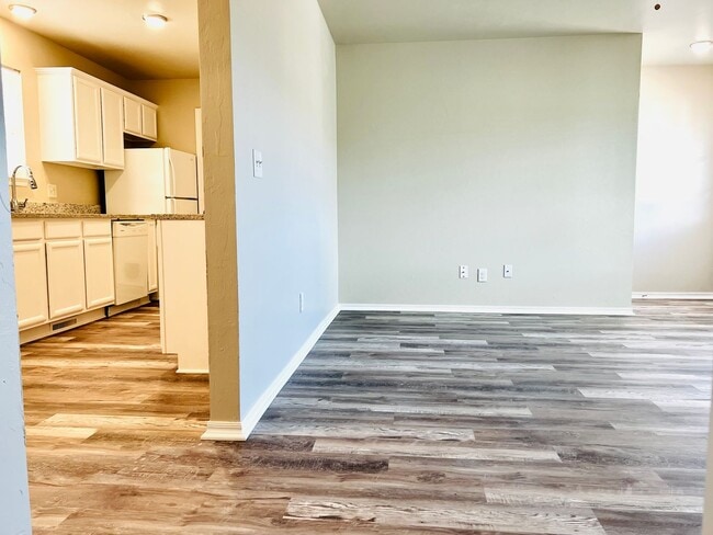 Building Photo - Updated 2BD 1BA Duplex in Yukon!!!
