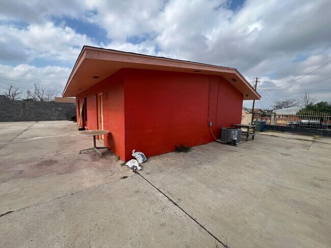 Foto del edificio - 2703 Diaz St