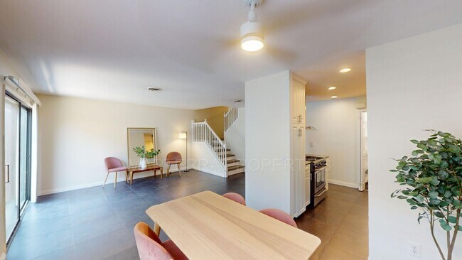 Foto del edificio - Beautifule Townhome, with AC, in Costa Mesa