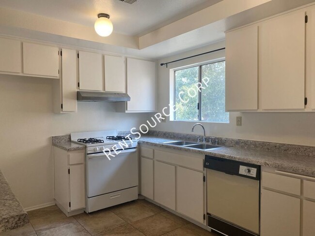 Foto del edificio - 1 Bedroom Upper Unit Apartment for Lease i...