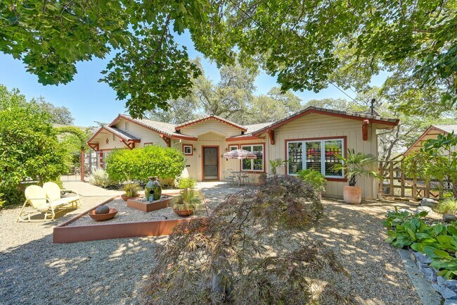 Building Photo - Foothill living at its finest