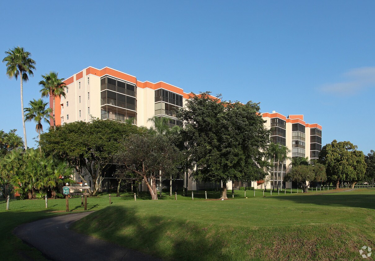Huntington Towers Apartments in Delray Beach, FL