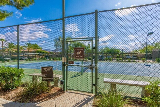 Foto del edificio - 9451 E Becker Ln