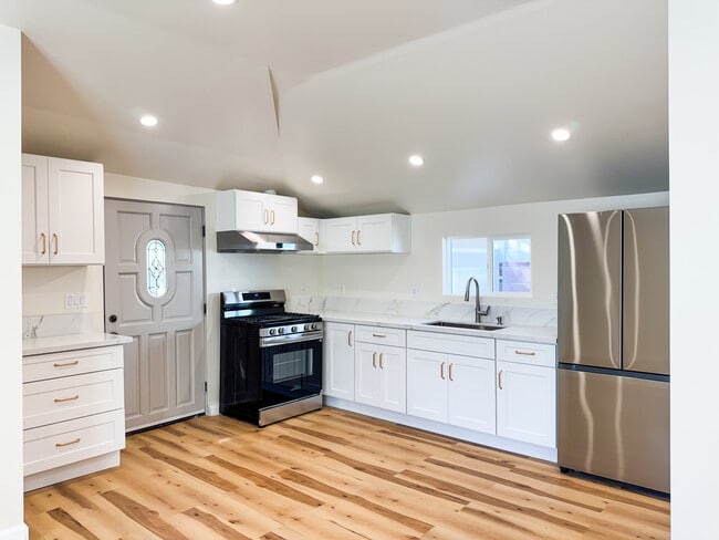 Building Photo - 9320 Valjean Ave