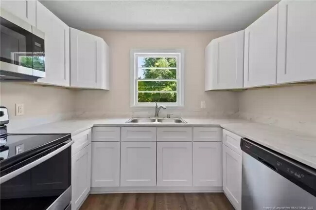 Building Photo - 2127 Dillon Dr