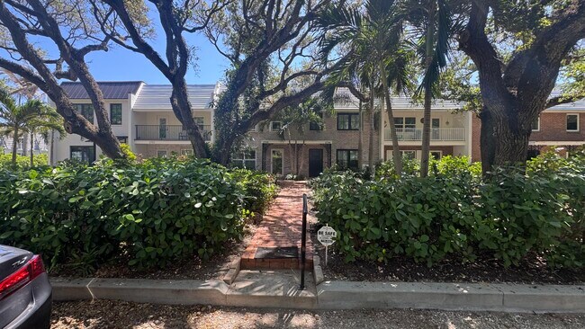 Foto del edificio - 2704 Cardinal Dr