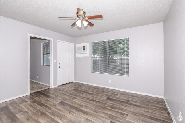 1 habitación, 1 baño - 750 pies cuadrados - Izquierda - Sala de estar - Sullivans Landing Apartments