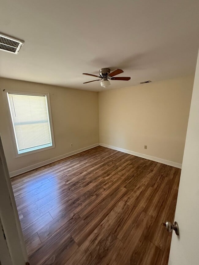 Building Photo - 621 Golfview Dr