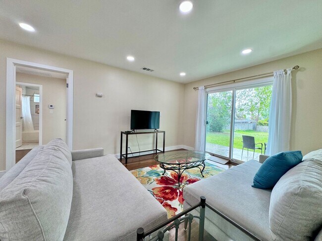Foto del edificio - Charming & Fully Renovated 2-Bedroom Home ...