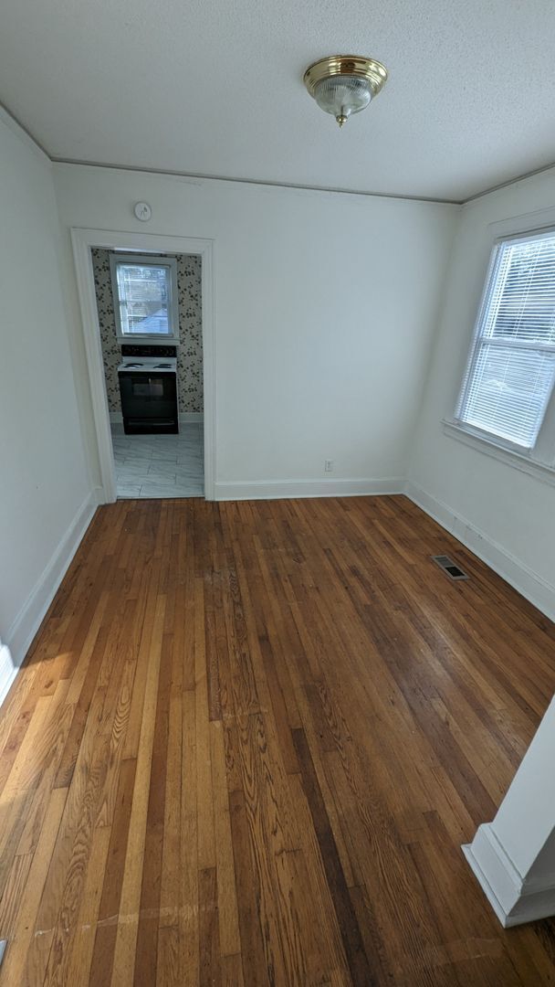 Building Photo - Beautiful 2 Bedroom 1 Bath, Nice Open Yard...