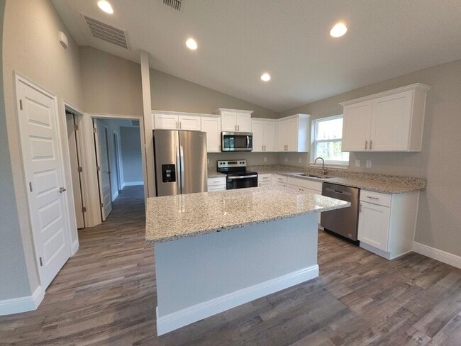 Building Photo - 13 Pine Radial Dr